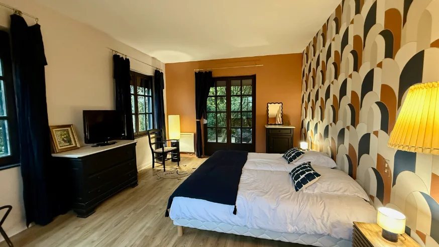 La chambre côté étang, lit 180 face à l’eau