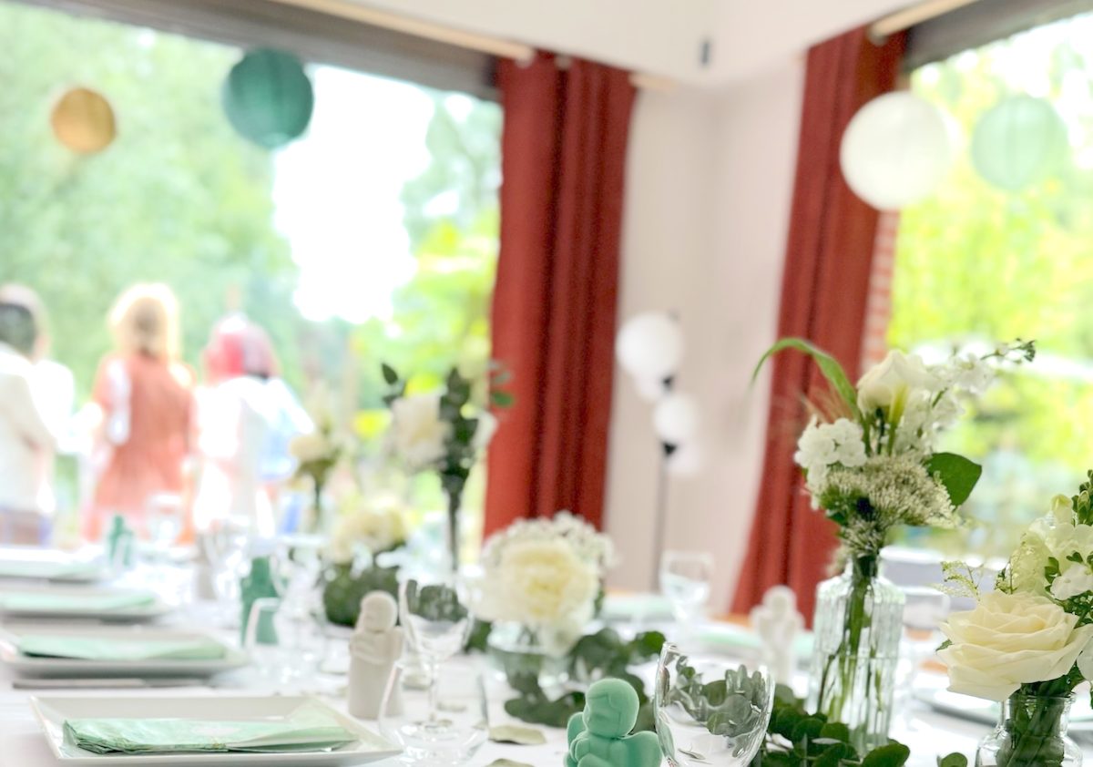 Grande table dressée pour seize personnes dans le gîte