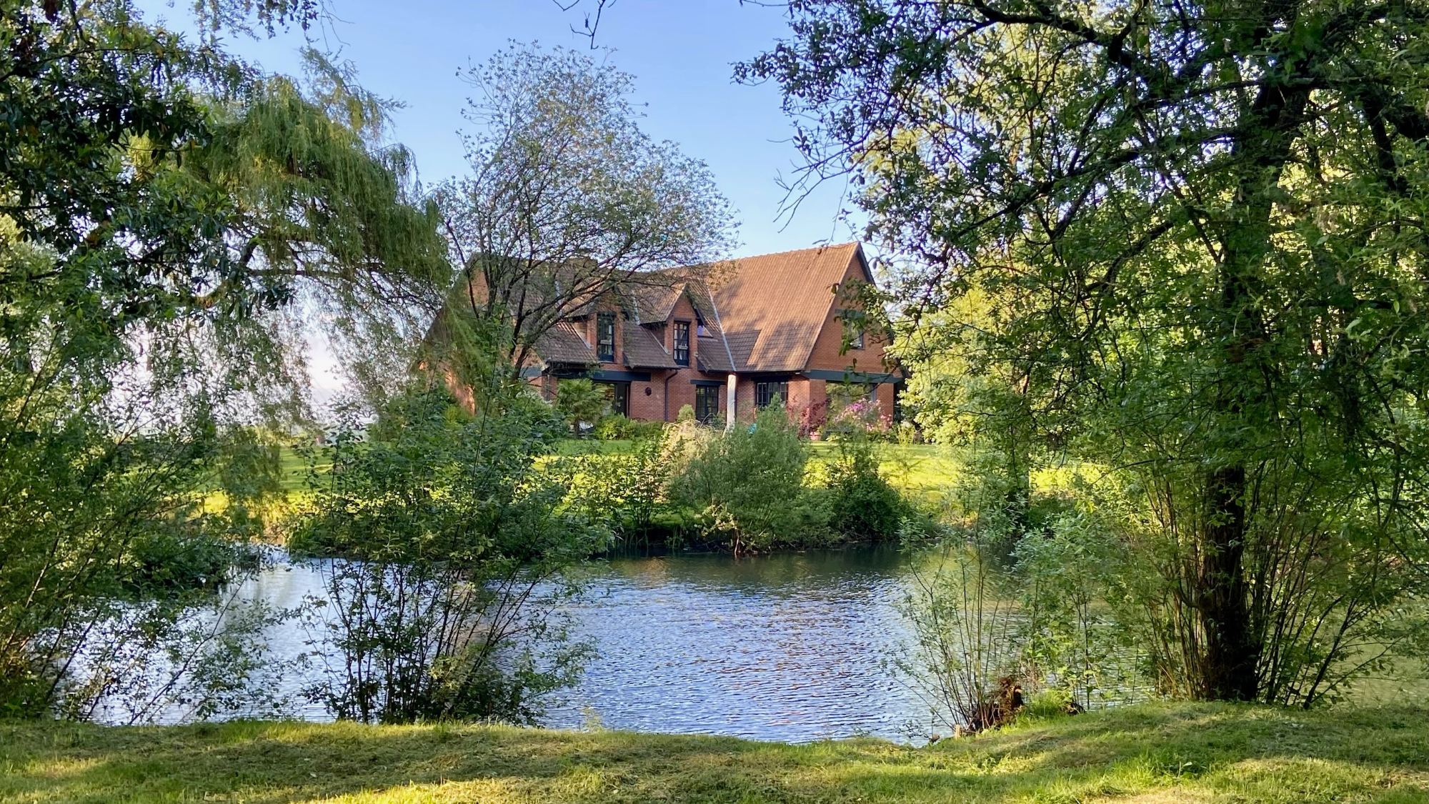 Le gîte de La Tribu de Saint-Josse vu depuis l'étang du parc
