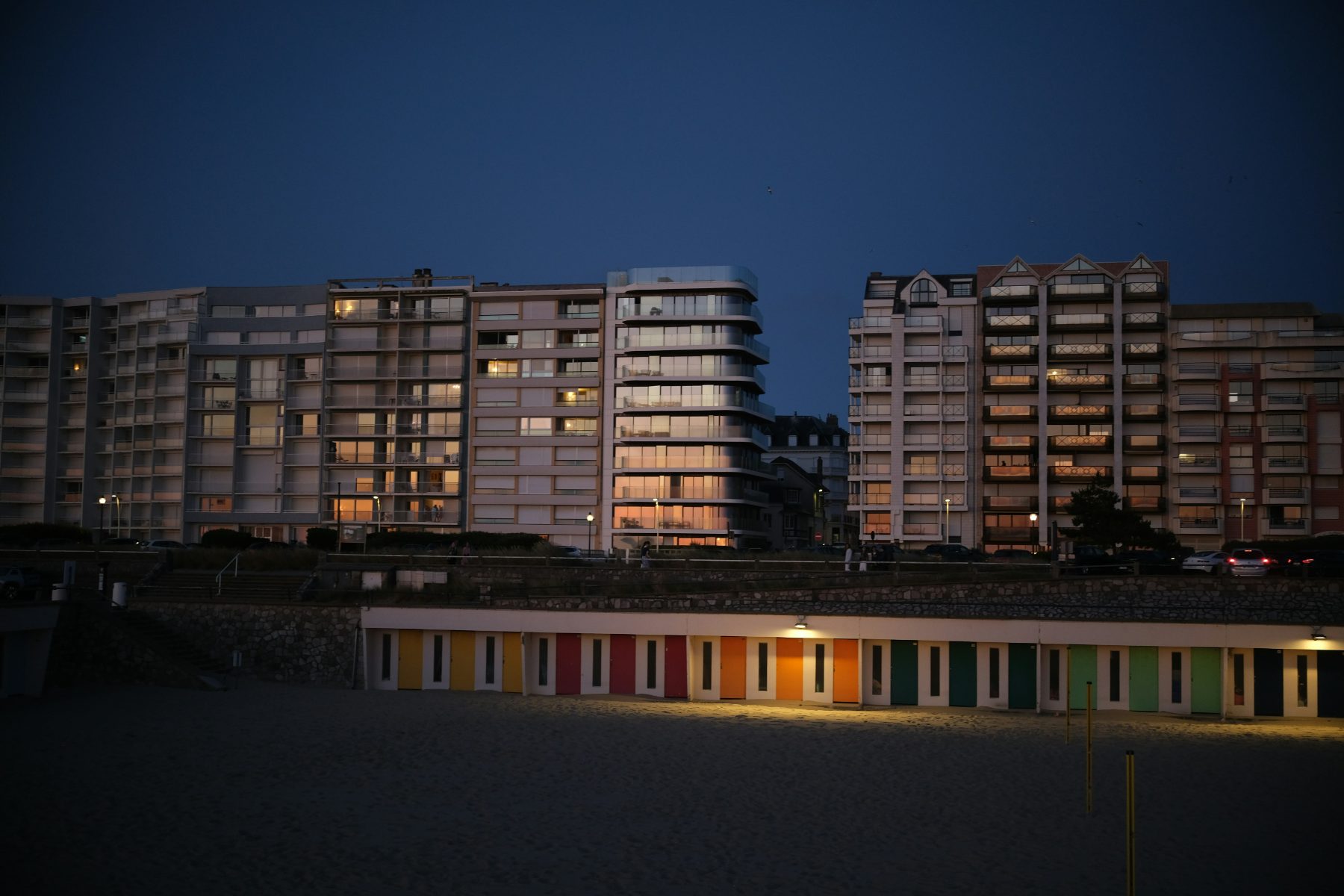Cabines de plage alignées sur le sable de la Côte d'Opale