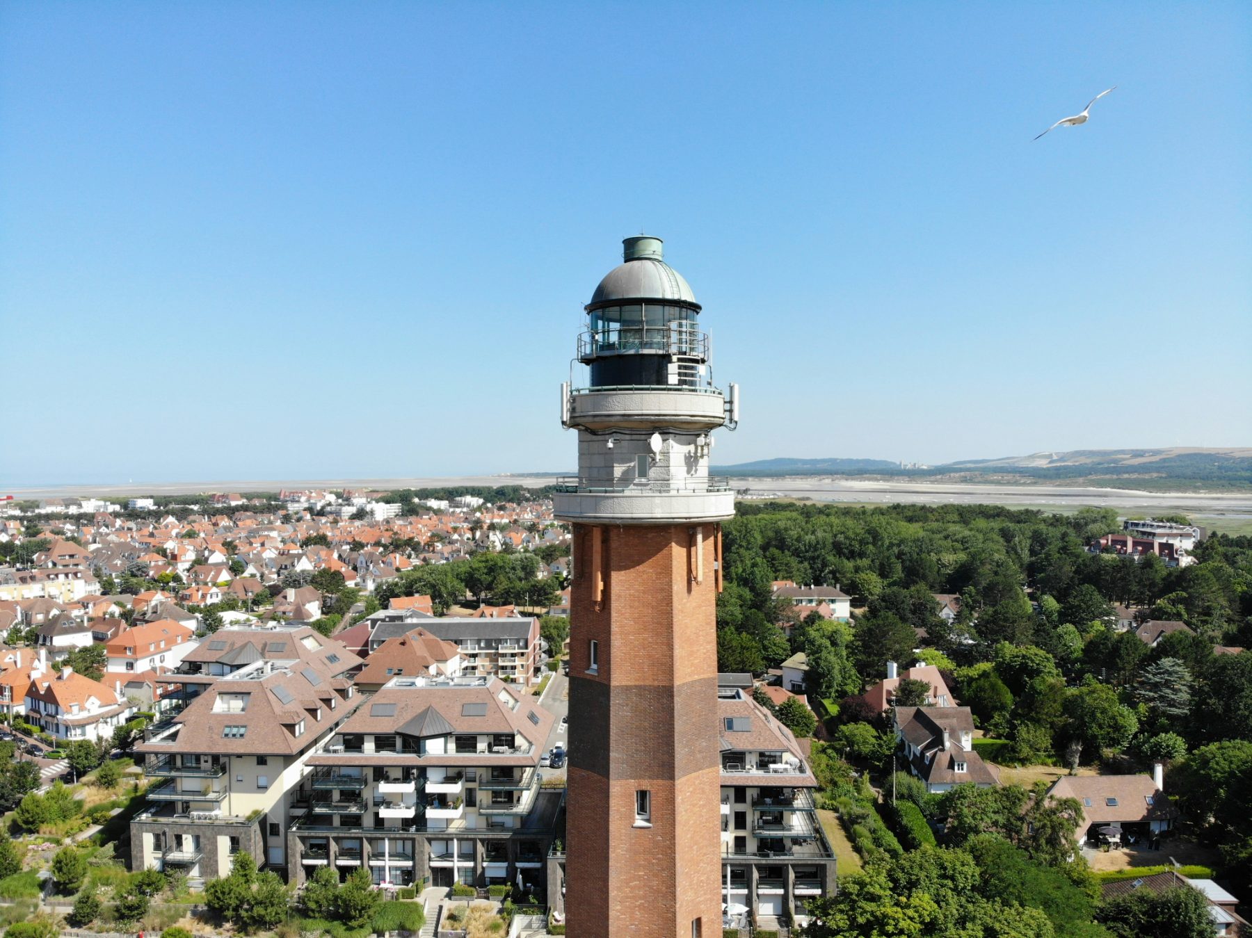 Le phare du Touquet et les villas sous les pins
