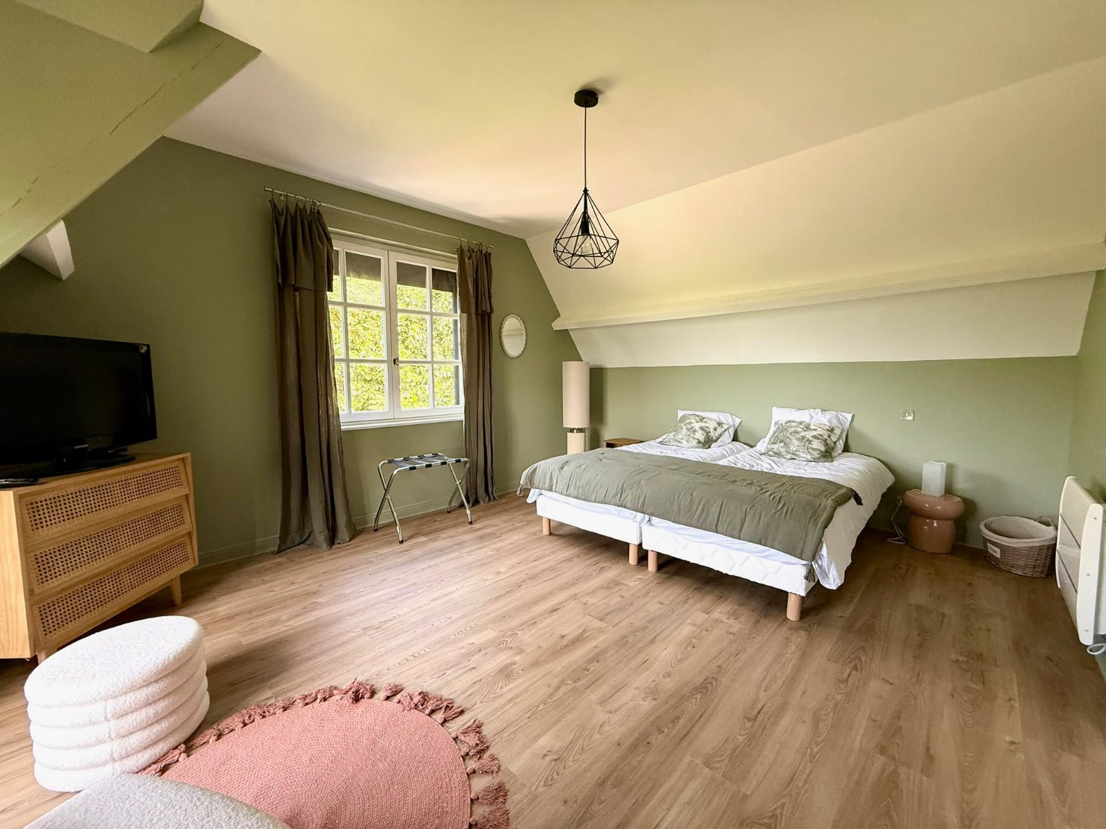Une des six chambres avec salle de bain privative