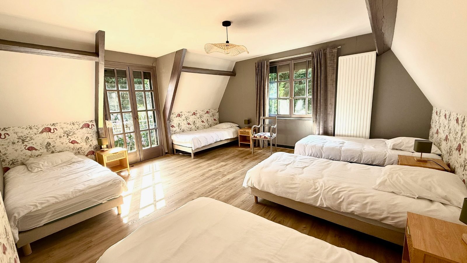 La chambre des enfants et ses cinq lits simples
